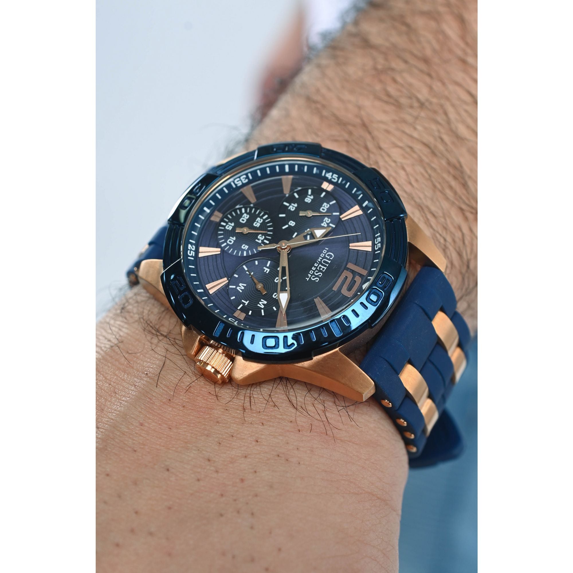 GUESS Blue Round Dial Analog Men's Watch - U0366G4