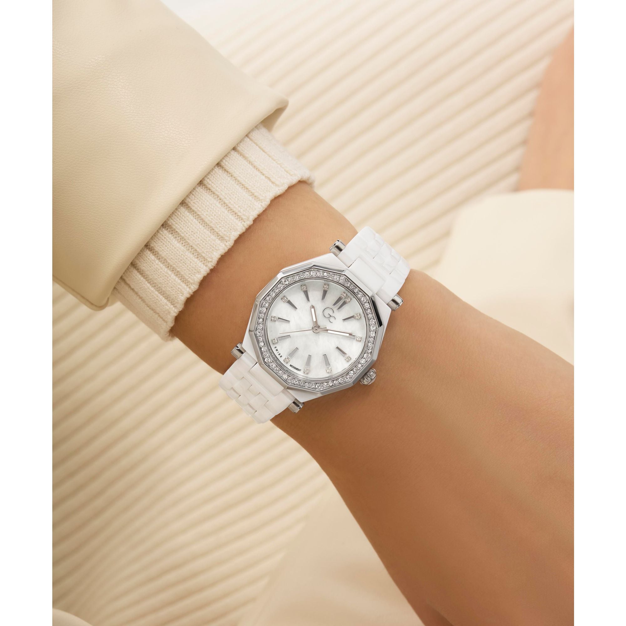 Gc Gleam White Round Quartz Women Watch - Guess Collection