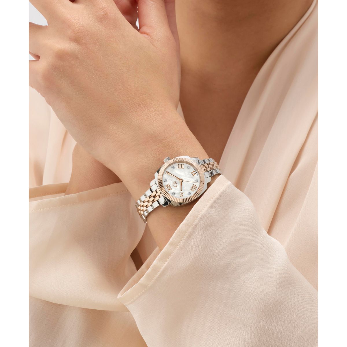 Gc Square 28mm White Dial Analog Women Watch - Z73002L1