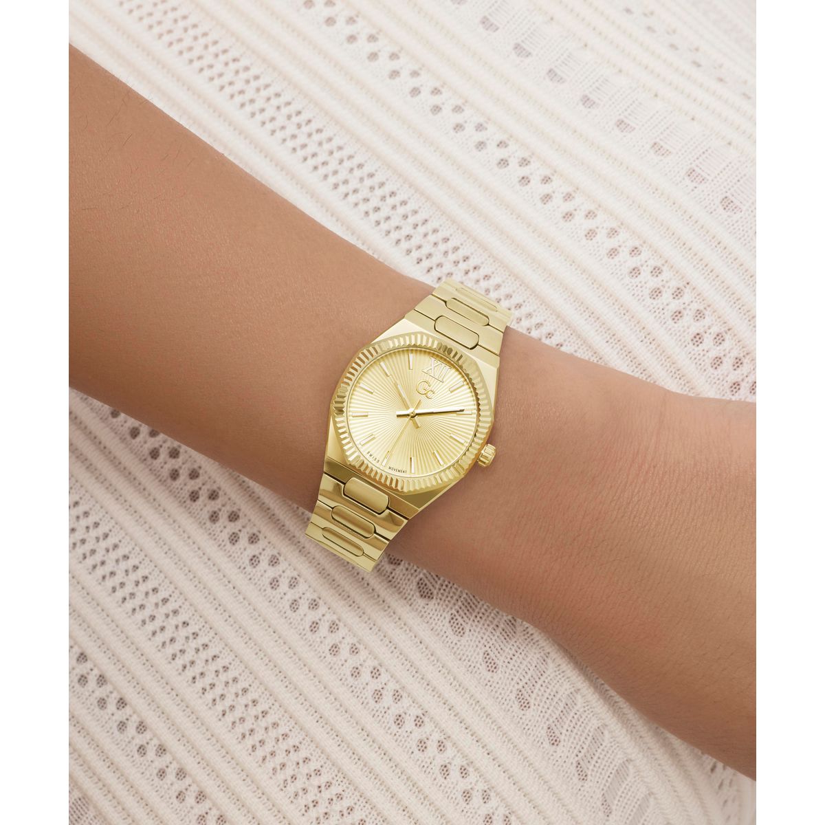 Gc Round 30mm Champagne Dial Analog Women Watch - Z70002L6