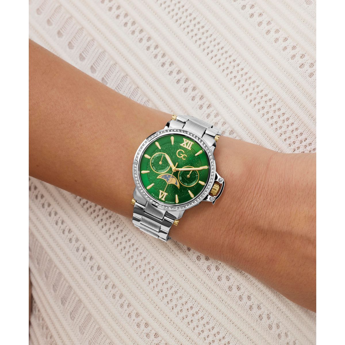 Gc Round 36mm Green Dial Analog Women Watch - Z69001L7
