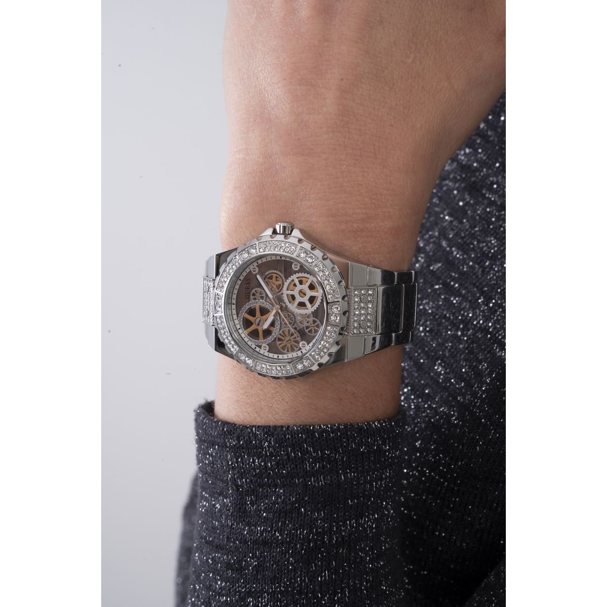 Guess Silver Round Dial Quartz Analog Women Watch Watch Guess