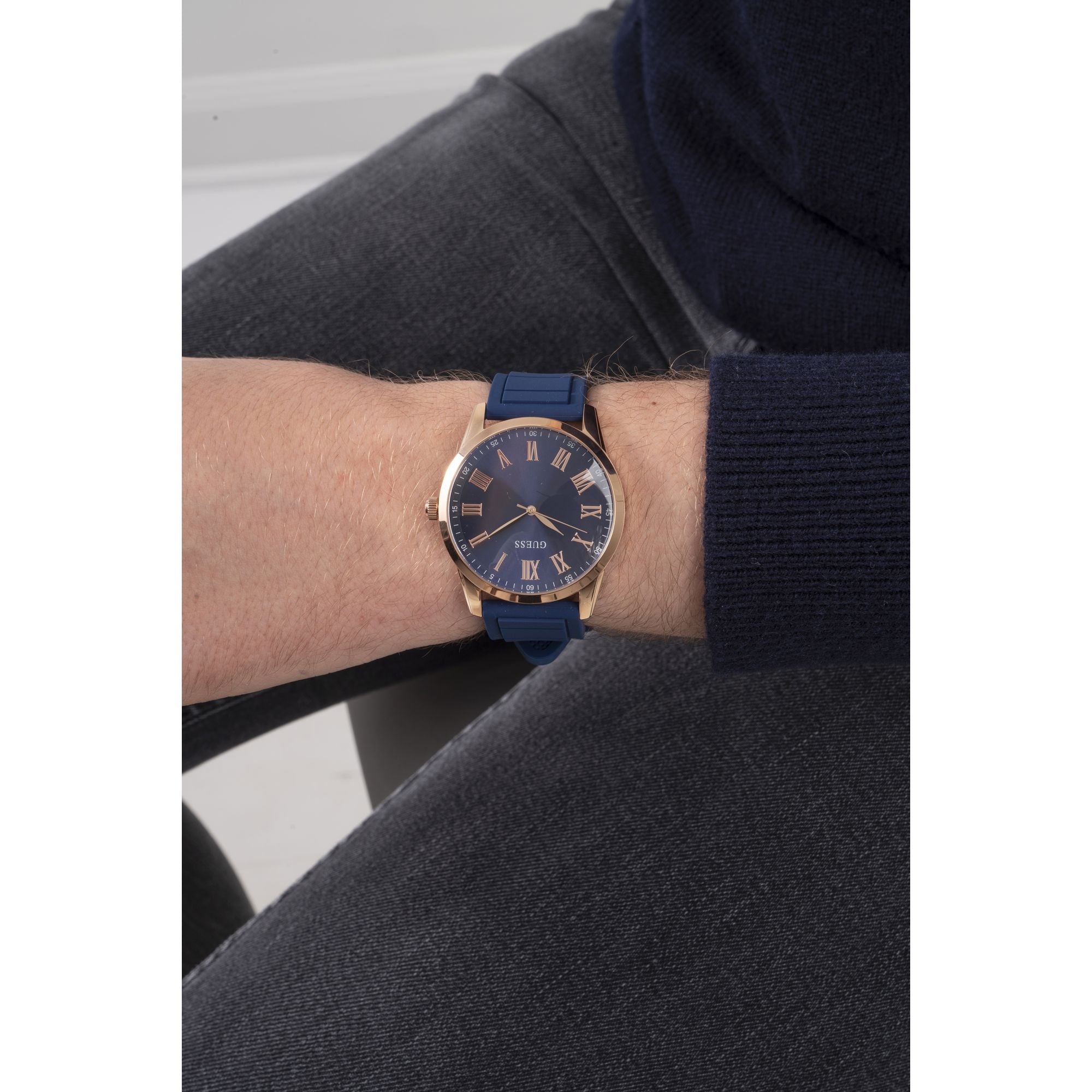 Guess Blue Round Quartz Analog Men Watch Watch Guess