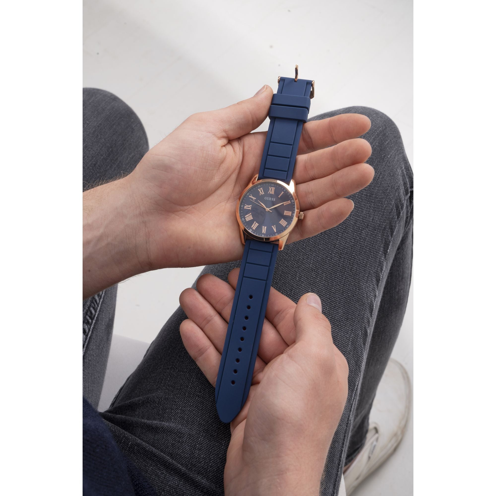 Guess Blue Round Quartz Analog Men Watch