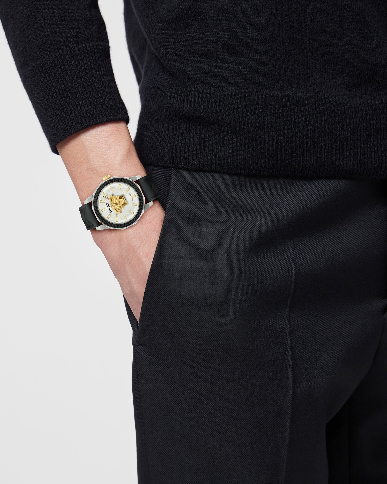 Versace Medusa Leather Silver Round Dial Quartz Analog Men Watch Watch Versace