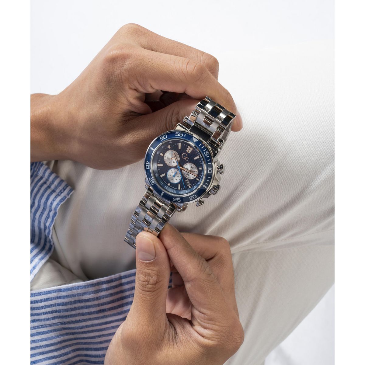 Gc One Blue Round Dial Quartz Analog Men Watch Guess Collection