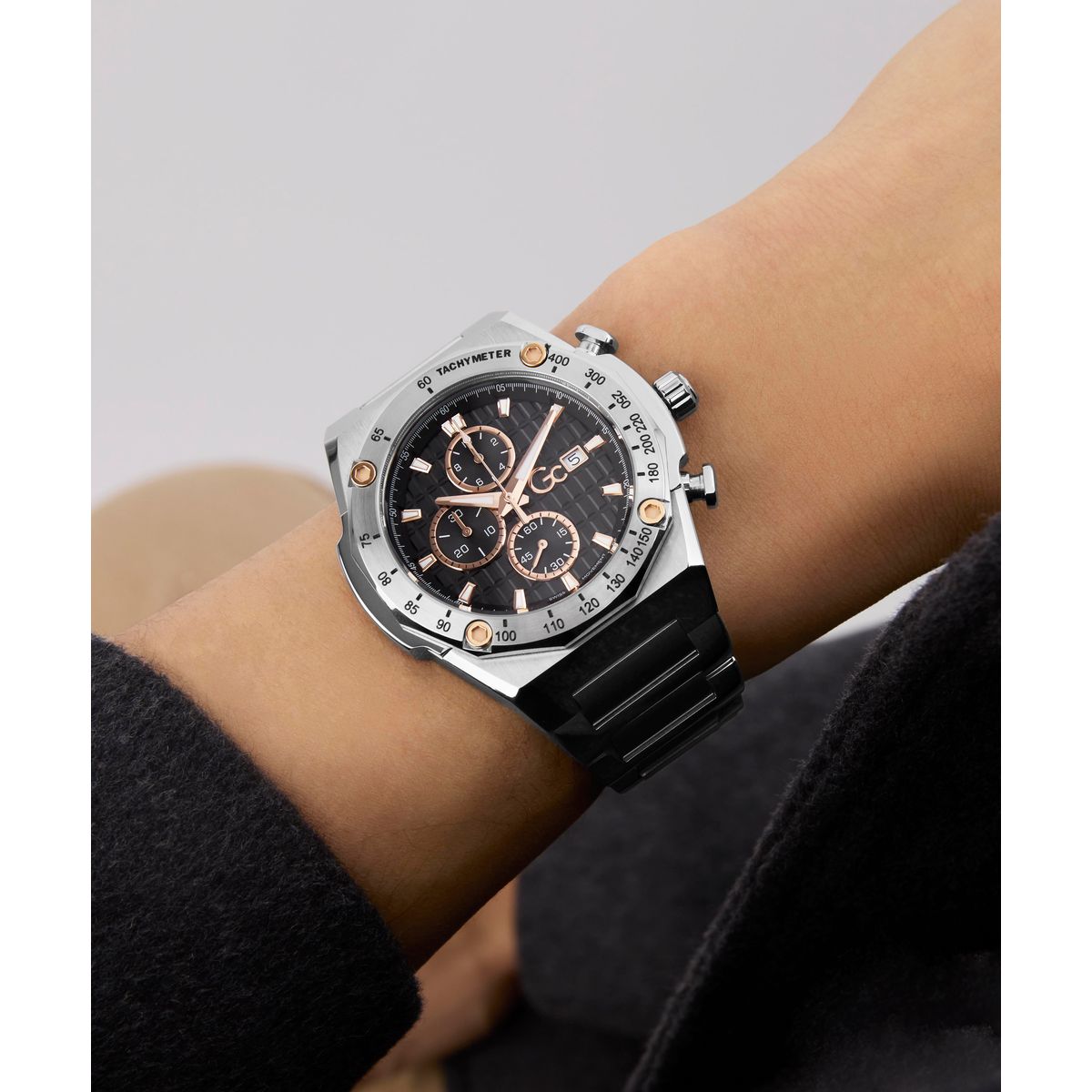 Gc Round 45mm Black Dial Analog Men Watch - Z68002G2